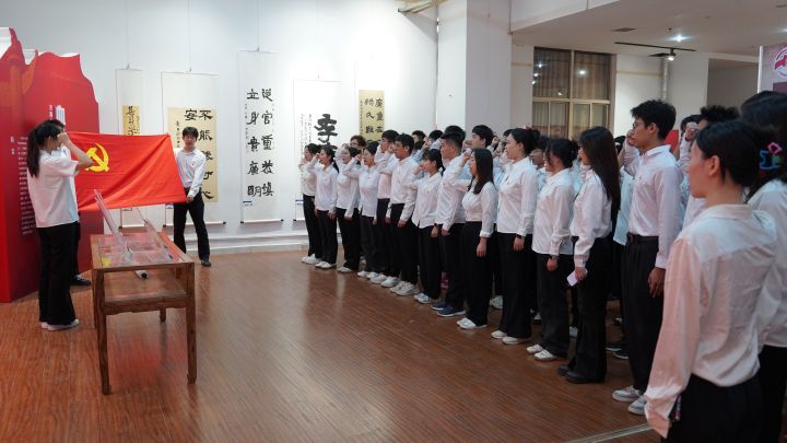 缅怀先烈忆初心  赓续基因担使命